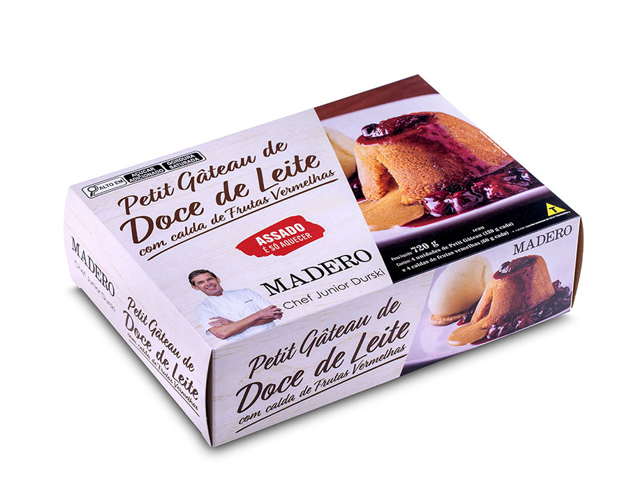 Petit Gateau de Doce de Leite com Calda de Frutas Vermelhas
